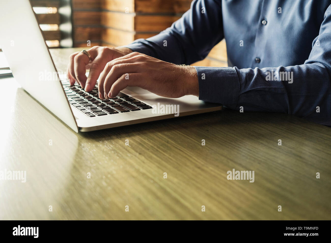 Die Hände eines Geschäftsmannes Texteingabe auf einem Laptop an seinem Schreibtisch im Büro in der Nähe zu konzeptionellen Blick sitzen Stockfoto