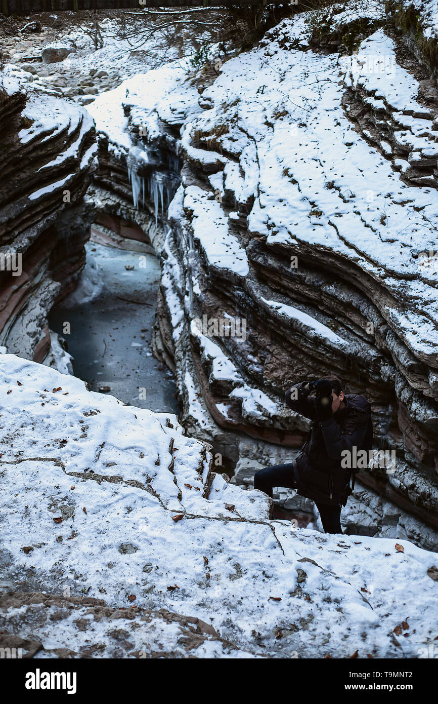 Naturfotograf Tourist mit einer Kamera schießt beim Stehen auf den Canyon. Italien. Stockfoto