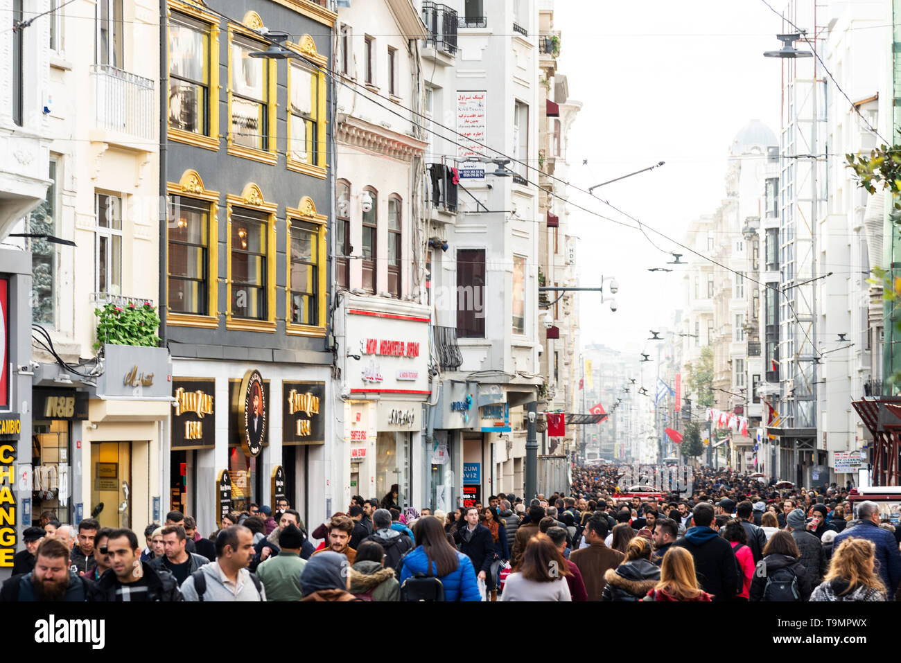 Istanbul, Türkei - 17. November 2018. Die Istiklal Caddesi mit gedrängten Menschen in Istanbul Beyoglu Türkei. Stockfoto