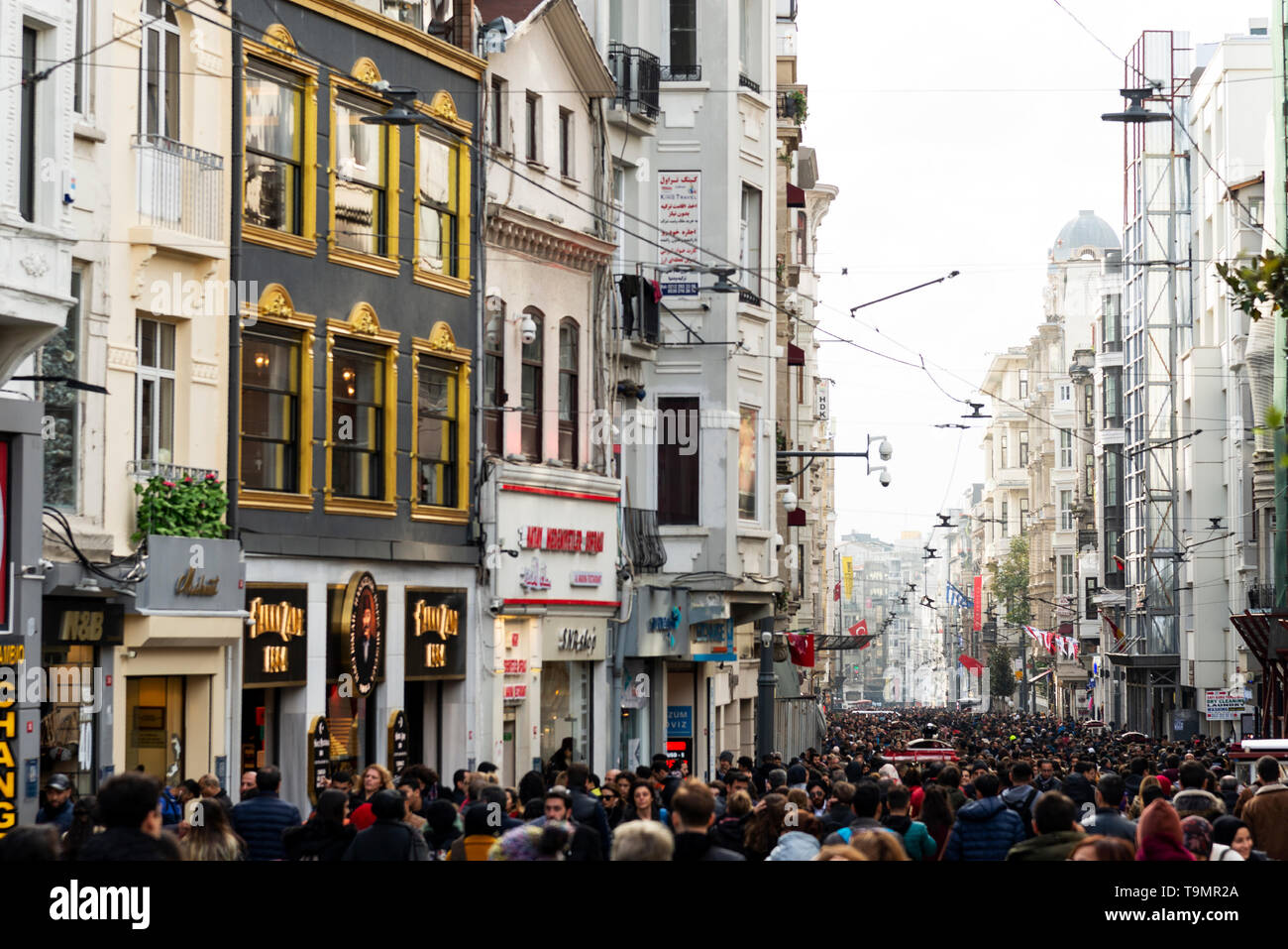 Istanbul, Türkei - 17. November 2018. Die Istiklal Caddesi mit gedrängten Menschen in Istanbul Beyoglu Türkei. Stockfoto