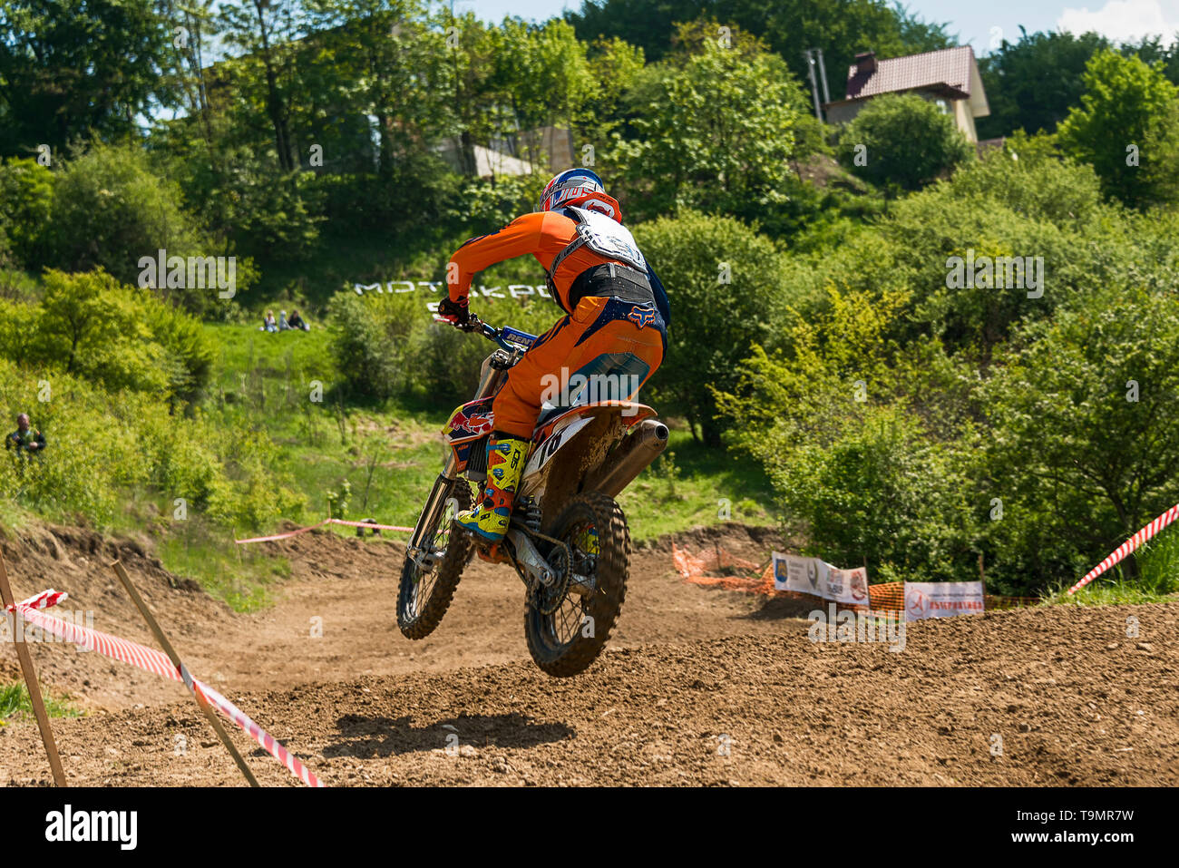 Lemberg, Ukraine - 12. Mai 2019: Open Cup von Lemberg auf der Motocross Strecke Mayorovka. Unbekannt Motorrad Racer überwinden den Anschluss im Kampf um die c Stockfoto