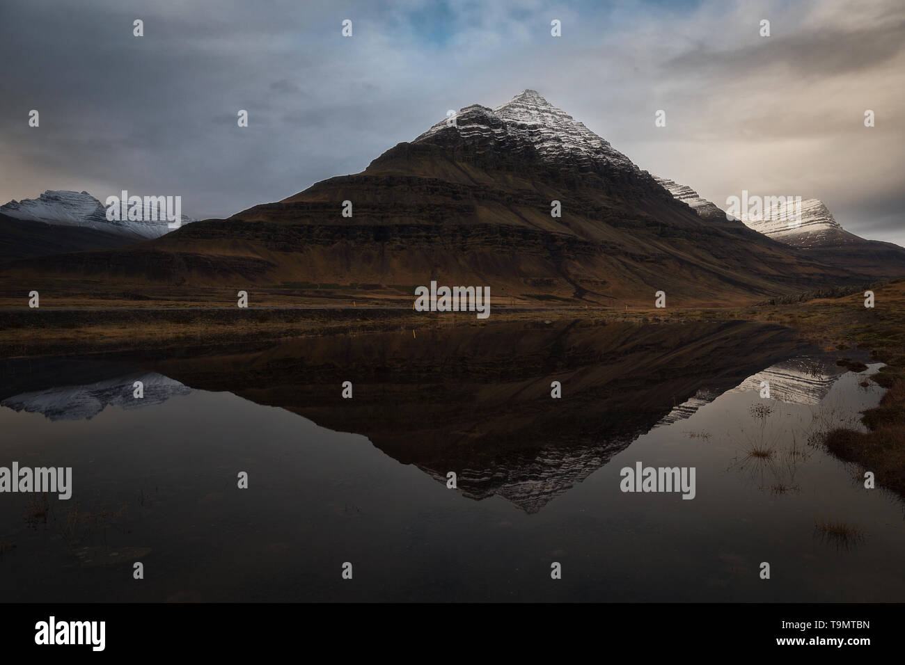 Bulandstindur peak Reflexion über Berufjord in East Iceland Stockfoto