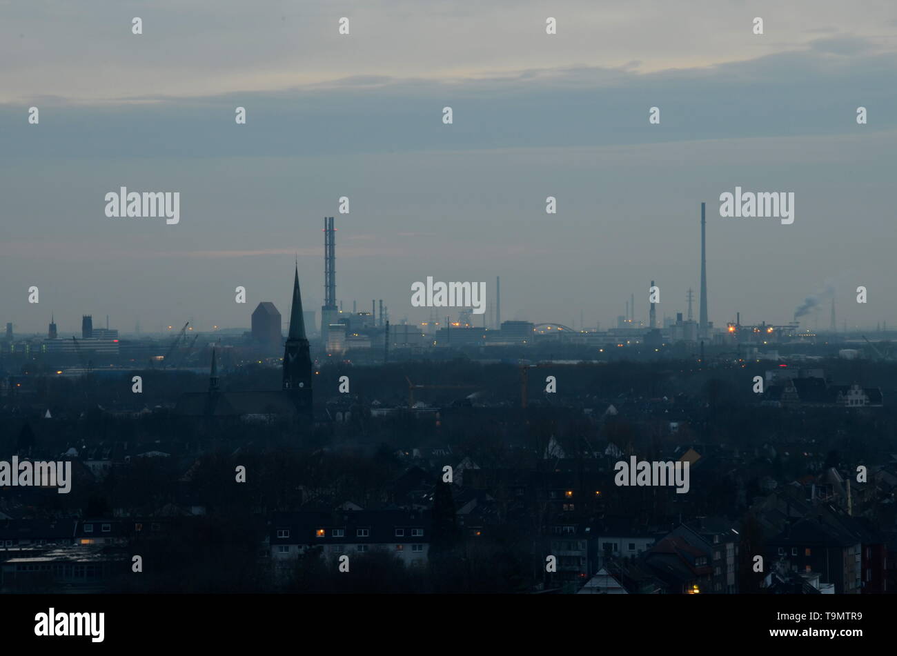 Blick über die industrielle Landschaft von Ruhrgebiet, Duisburg, Deutschland, Schornsteine Stockfoto