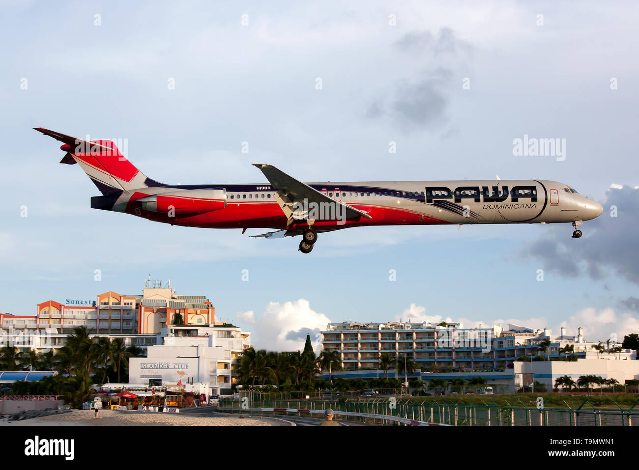 Ein PAWA Dominicana McDonnell Douglas MD-83 gesehen Landung am Flughafen Princess Juliana gerade über Maho Beach. Stockfoto