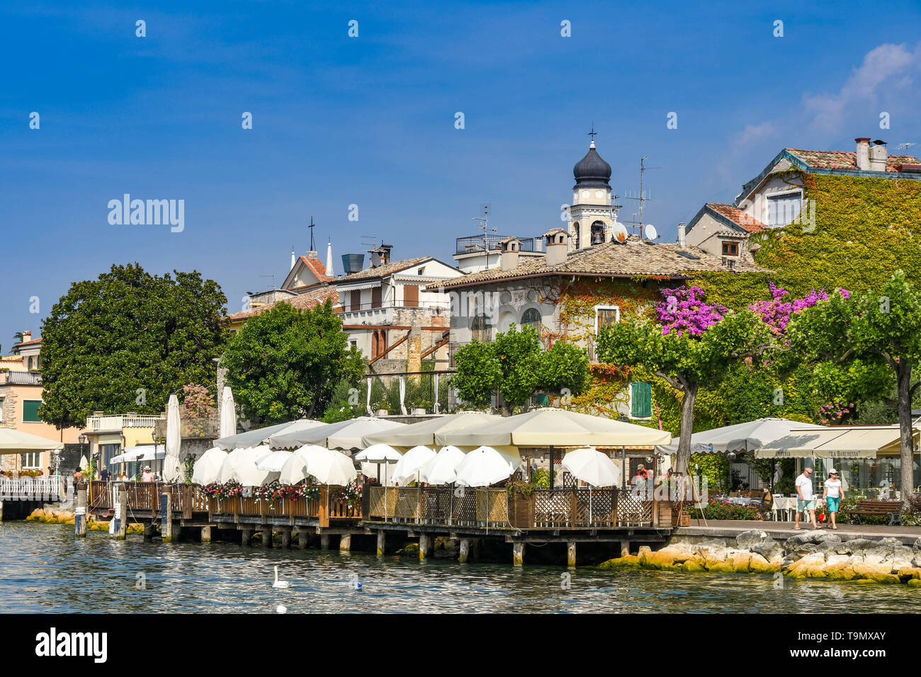 TORRI del Benaco, Gardasee, Italien - September 2018: Essbereich im Freien mit Sonnendach in einem Restaurant an der Promenade am Rande des Gardasees. Stockfoto