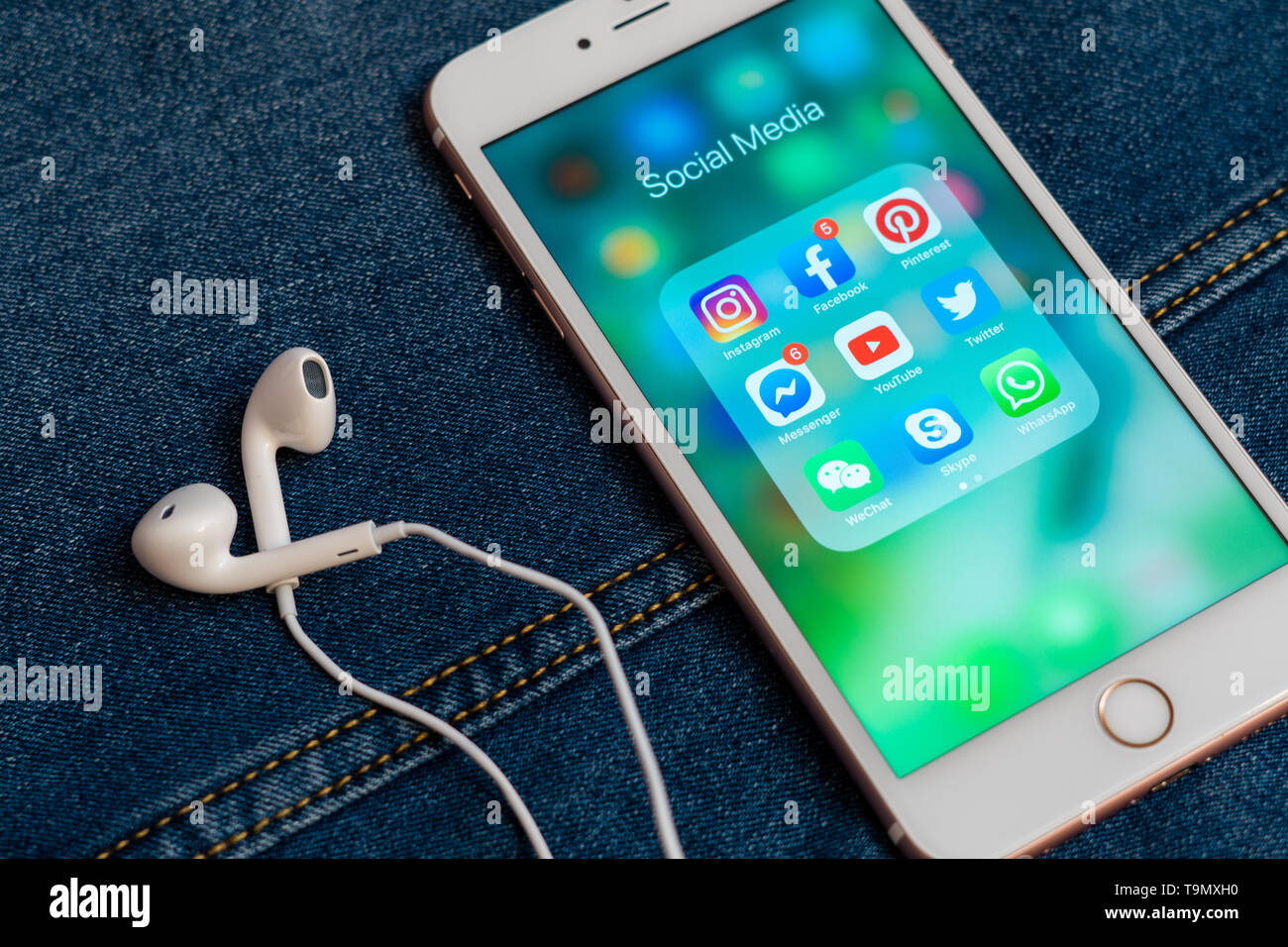 Weiß Apple iPhone mit Symbolen der sozialen Medien: Instagram, Youtube, Facebook, Twitter, Skype, whatsapp Anwendungen auf dem Bildschirm. Marketing Konzept Stockfoto