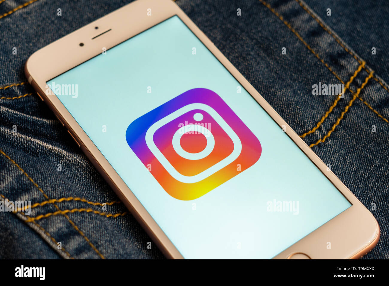 Weisses Iphone Mit Logo Von Social Media Instagram Auf Dem Bildschirm Denim Jeans Hintergrund Marketing Oder Business Konzept Abbildung Fur Medien Stockfotografie Alamy