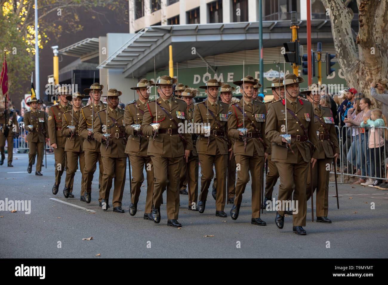 Perth, Australien. 25. April 2019. Anzac Parade in Perth WA. Australier über das ganze Land diesen Service Männer und Frauen, die sich in Konflikt für ihr Land gestorben erinnern. Der Tag beginnt mit einem Sonnenaufgang von einem Anzac Day Parade auf der ganzen Land wie hier in Perth, WA. Jüngere Teilnehmer an der Parade tragen die Medaillen ihrer Familienmitglieder. Credit: Joe Kuis/Alamy Stockfoto