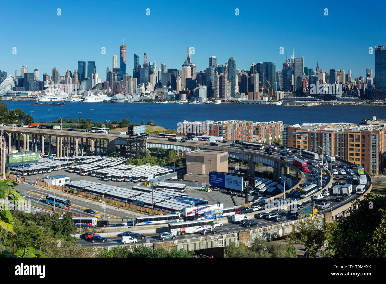 LINCOLN TUNNEL EINGANG RAMPE WEEHAWKEN NEW JERSEY MIT MANHATTAN MIDTOWN SKYLINE HUDSON RIVER IN NEW YORK CITY, USA Stockfoto