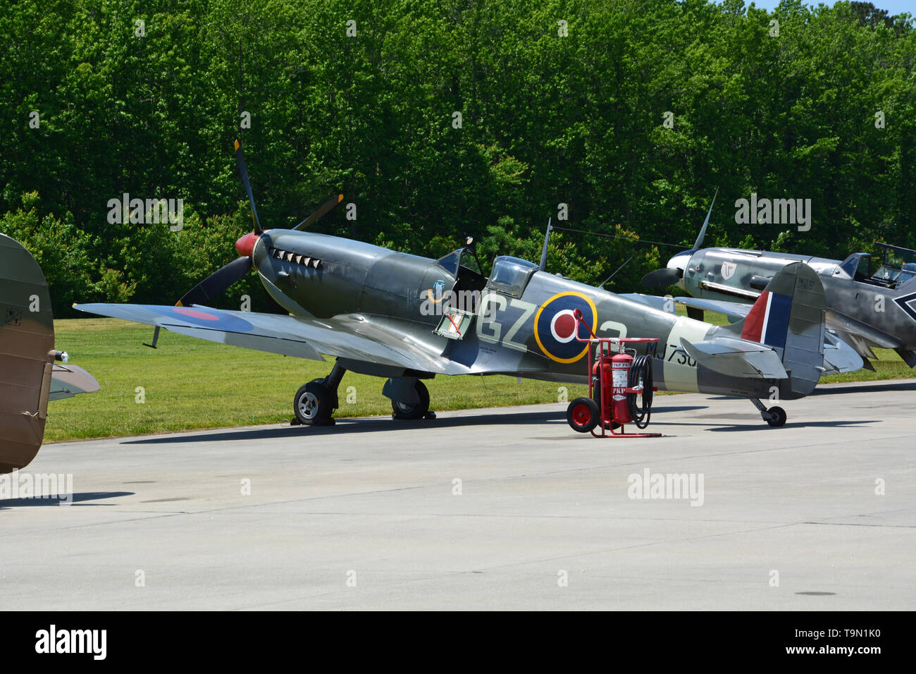 Eine restaurierte britische Supermarine Spitfire auf einem Flugplatz geparkt ist, die darauf wartet, der Start in ein WWII air show in Virginia Beach VA Stockfoto