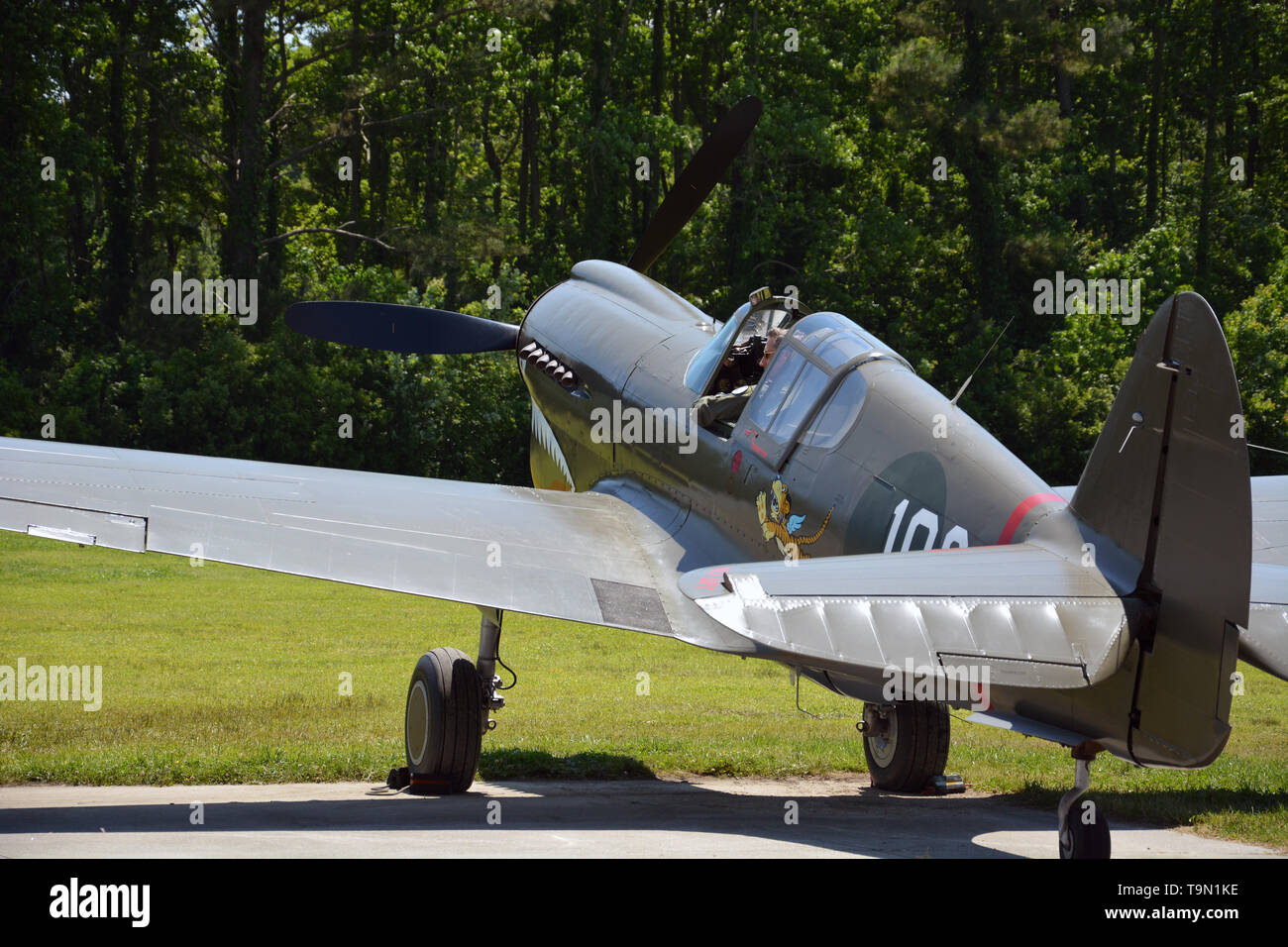 Ein Pilot bereitet eine Curtiss P-40 Warhawk mit Flying Tiger Abzeichen, wie sie für den Start in ein WWII air show in Virginia Beach VA bereitet Stockfoto