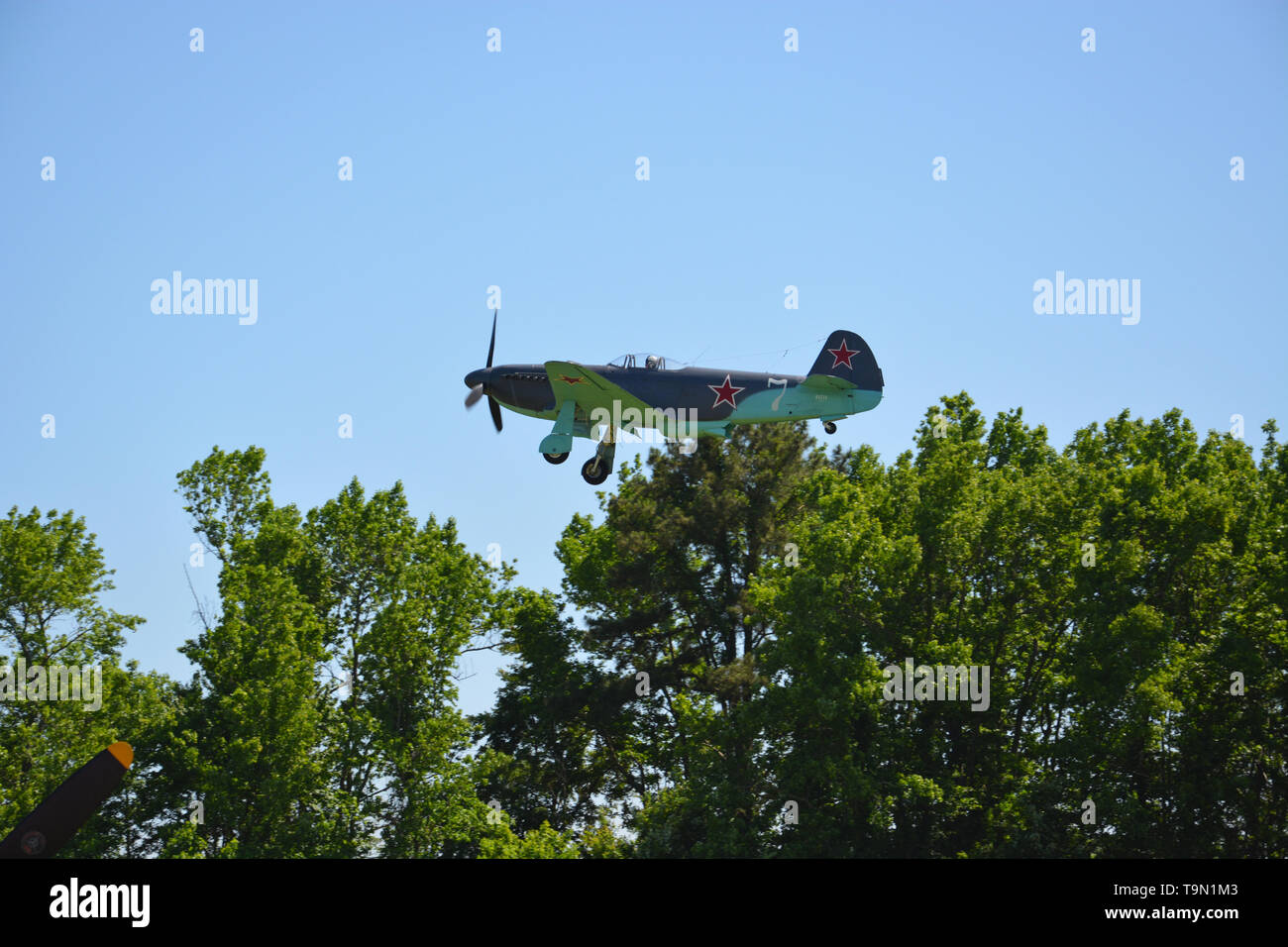 Eine Reproduktion der WWII ära Yakolev Yak-2 während des Starts in der 2019 Virginia Beach militärische Luftfahrt Museum WWII zeigen. Stockfoto