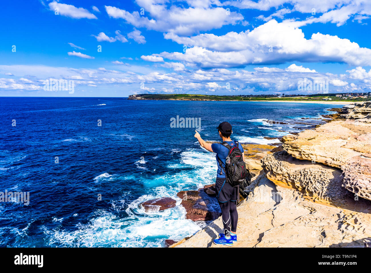 Eine weibliche Wanderer entlang der Coogee Beach zu Maroubra Strand in Sydney, Australien Stockfoto