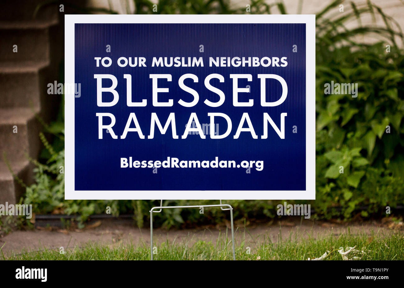 Ein yard Schild zu unseren muslimischen Nachbarn gesegnet hat - Ramadan - in St. Paul, Minnesota Stockfoto