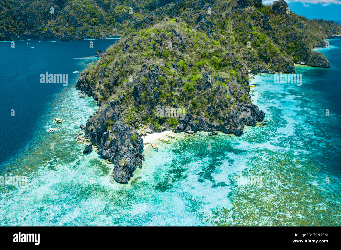 Luftaufnahme von wunderschönen Lagunen und Kalkfelsen von Coron, Palawan, Philippinen Stockfoto