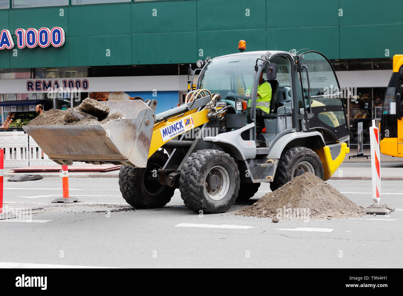 Kopenhagen, Dänemark - 24 August, 2017: ein Frontlader in Arbeit zu einem roadwok an Norreport. Stockfoto