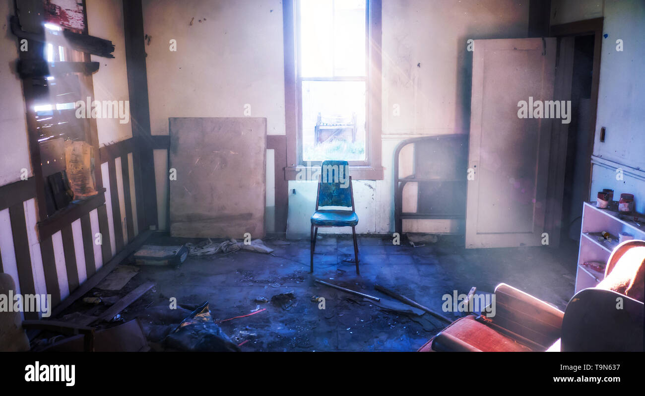 Verlassen Zimmer In missbraucht Altes Haus zentriert Stuhl mit hellen Lichtstrahlen Drogensucht Versteck Stockfoto