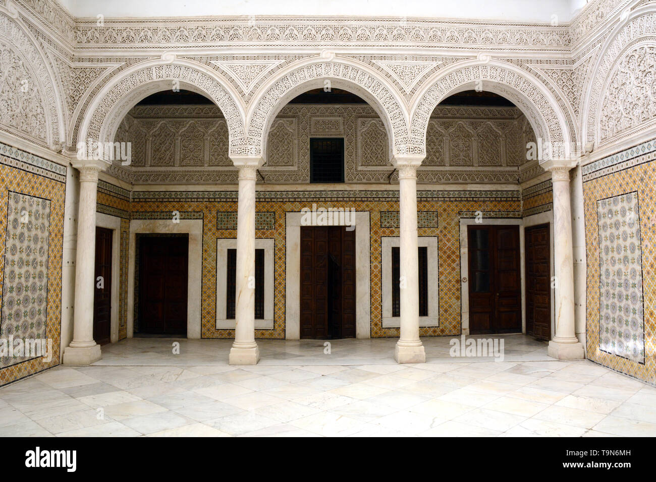 Islamische architektonische Motive und Fliesen im zentralen Innenhof eines traditionellen Haus aus dem 17. Jahrhundert in der Medina (Altstadt) von Tunis, Tunesien. Stockfoto