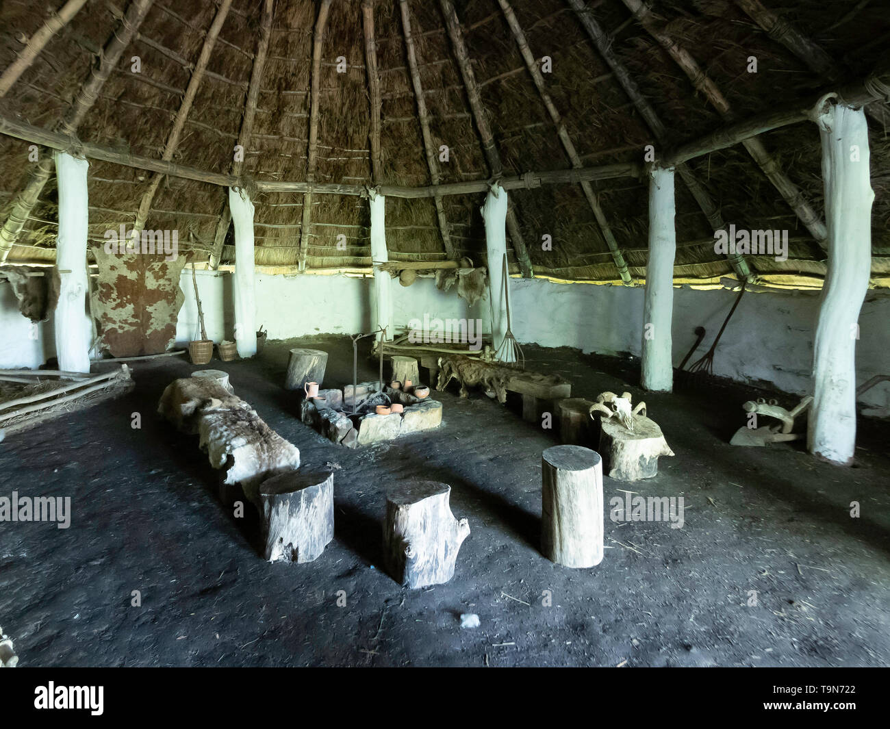 Innenraum eines Full scale Nachbau eines Eisenzeit Wohnhaus aus der Zeit um 100 v. Chr. in Ryedale Folk Museum, Hutton le Hole North Yorkshire England Stockfoto
