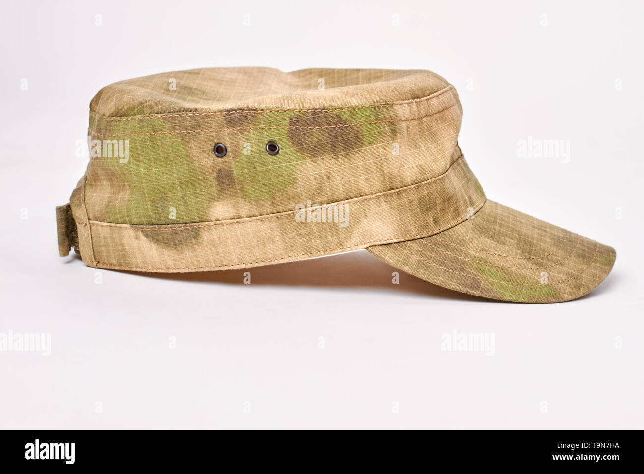 Military Cap von der Seite. Stockfoto