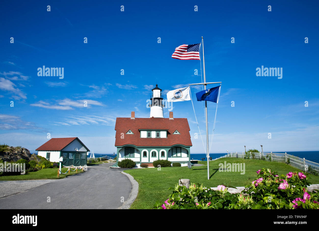 Portland Head Lighthouse, Cape Elizabeth, Maine, Neuengland, nautische vintage Küste landschaftlich reizvolle Amerika historische Strandbilder vintage US Flagge Stockfoto