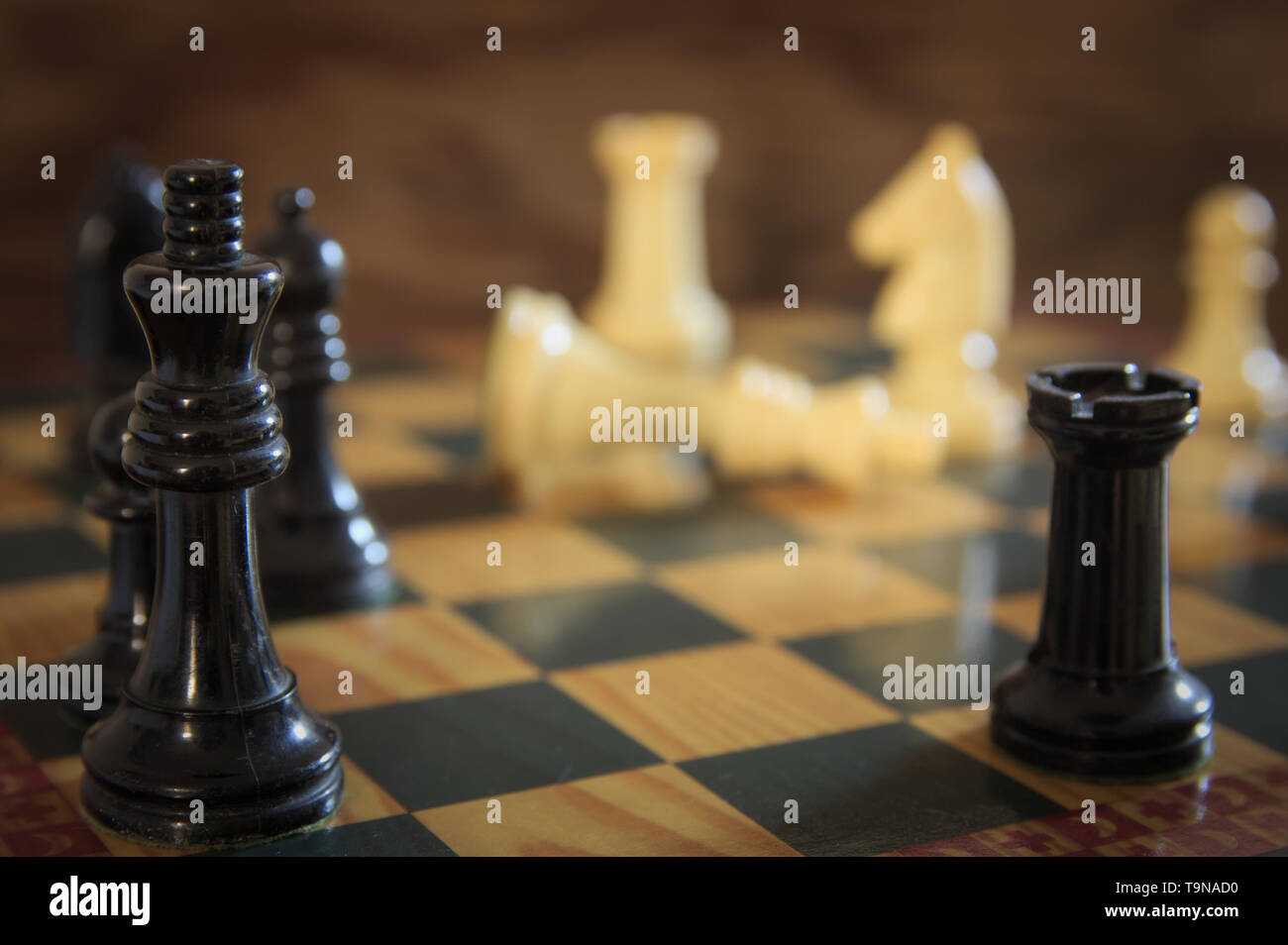 In einer Partie Schach die schwarzen chips Surround und Schachmatt Der weiße König Stockfoto