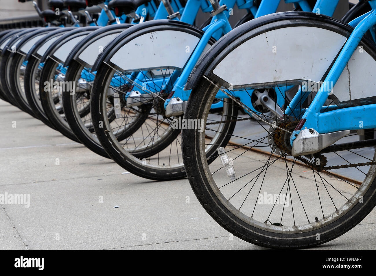 Reihe von Blue City Fahrräder auf Pflaster Stockfoto