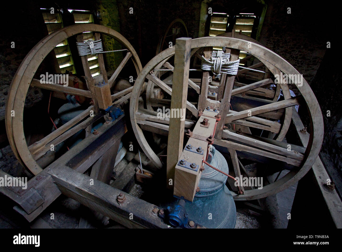 Glocken im Turm, St. Maria und St. Nikolaus Kirche, Compton, England Stockfoto