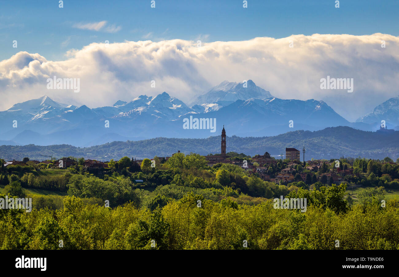 Landschaft des Monferrato Hügel mit den Alpen im Hintergrund. Weit entfernt auf der rechten Seite sehen Sie können die Basilika Superga. Stockfoto