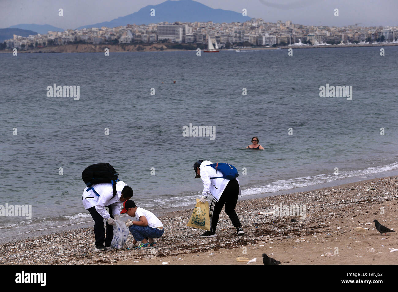 Athen, Griechenland. 19 Mai, 2019. Freiwillige clean up Palaio Faliro Strand im Süden von Athen, Griechenland, am 19. Mai 2019. Chinesisch in Griechenland gewann die warmen Lob der Athener am Sonntag für die Initiative, einen beliebten Strand an der südlichen Küste der Hauptstadt zu reinigen. Dutzende von Mitgliedern der chinesischen Gemeinschaft aller Altersgruppen und Berufe, bewaffnet mit Handschuhen und Wurf Taschen, überfluteten Palaio Faliro Strand bis zu Kunststoff Verpackungen, Verschlüsse und Zigarettenreste zurückgelassen von Schwimmern oder vom Wind getragen. Credit: Marios Lolos/Xinhua/Alamy leben Nachrichten Stockfoto