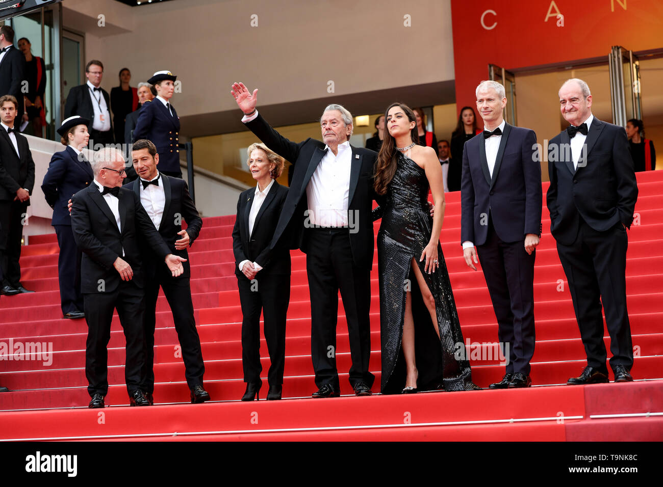 CANNES - 19. Mai: Cannes Bürgermeister David Lisnard, Frederique Bredin, Alain Delon, Anouchka Delon, französische Ministerin für Kultur Franck Riester und Präsident des Cannes Festival Film​ Pierre Lescure kommt zur Premiere von "ein verborgenes Leben", die im Rahmen der 2019 Cannes Film Festival am 19. Mai 2019 im Palais des Festivals in Cannes, Frankreich. (Foto durch Lyvans Boolaky/imageSPACE/MediaPunch) Stockfoto