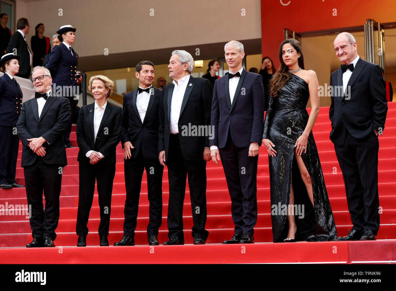 CANNES - 19. Mai: Cannes Bürgermeister David Lisnard, Frederique Bredin, Alain Delon, Anouchka Delon, französische Ministerin für Kultur Franck Riester und Präsident des Cannes Festival Film​ Pierre Lescure kommt zur Premiere von "ein verborgenes Leben", die im Rahmen der 2019 Cannes Film Festival am 19. Mai 2019 im Palais des Festivals in Cannes, Frankreich. (Foto durch Lyvans Boolaky/imageSPACE/MediaPunch) Stockfoto