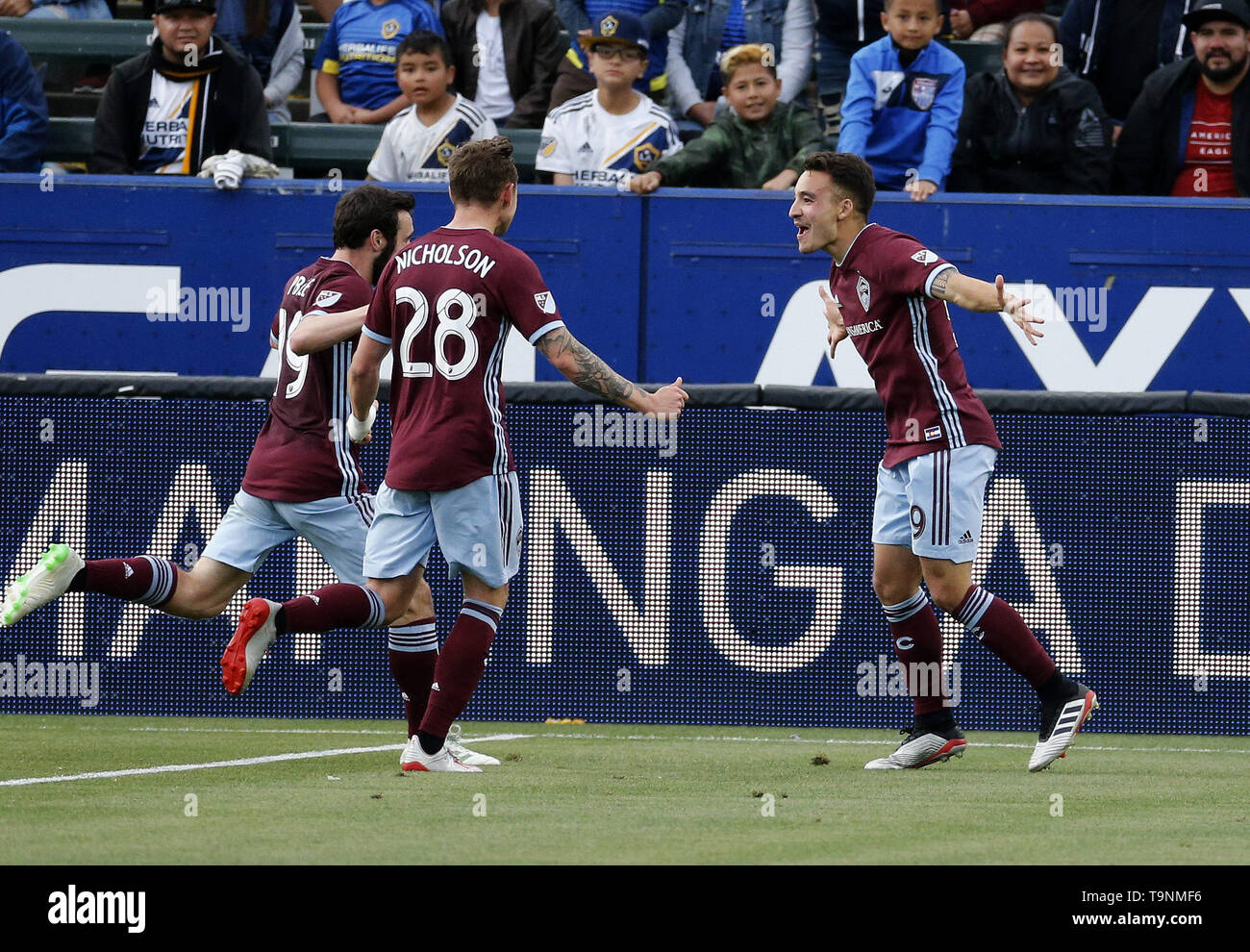 Los Angeles, Kalifornien, USA. 19 Mai, 2019. Colorado Rapids, Andre Shinyashiki (99) von Brasilien, feiert sein Ziel mit Teamkollegen, Colorado Rapids Mittelfeldspieler Sam Nicholson (28) von Schottland, und Colorado Rapids Mittelfeldspieler Jack Preis (19) von England während der 2019 Major League Soccer (MLS) Übereinstimmung zwischen LA Galaxy und Colorado Rapids in Carson, Kalifornien, 19. Mai 2019. Credit: Ringo Chiu/ZUMA Draht/Alamy leben Nachrichten Stockfoto