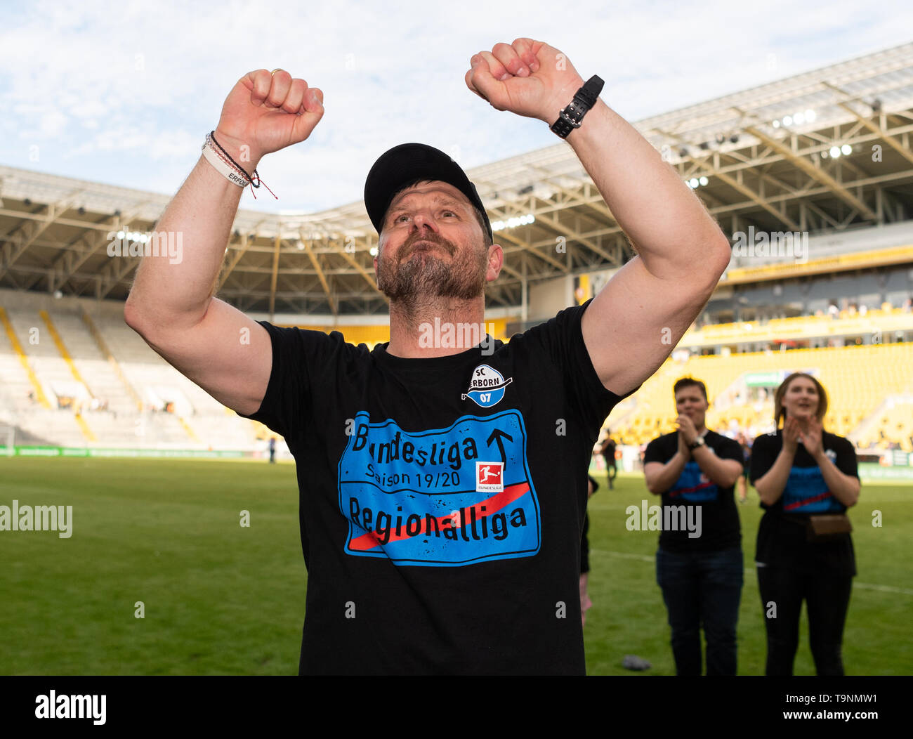 Dresden, Deutschland. 19 Mai, 2019. 2. Fussball Bundesliga, Dynamo Dresden - SC Paderborn 07 34. Spieltag im Rudolf Harbig Stadion. Trainer Steffen Baumgart aus Paderborn cheers auf seinem Aufstieg in die Bundesliga. Trotz einer 1:3-Niederlage bei Dynamo Dresden, SC Paderborn wurde als zweite seilklemme in der Bundesliga bestimmt. Credit: Robert Michael/dpa-Zentralbild/dpa - Verwenden Sie nur nach vertraglicher Vereinbarung/dpa/Alamy leben Nachrichten Stockfoto