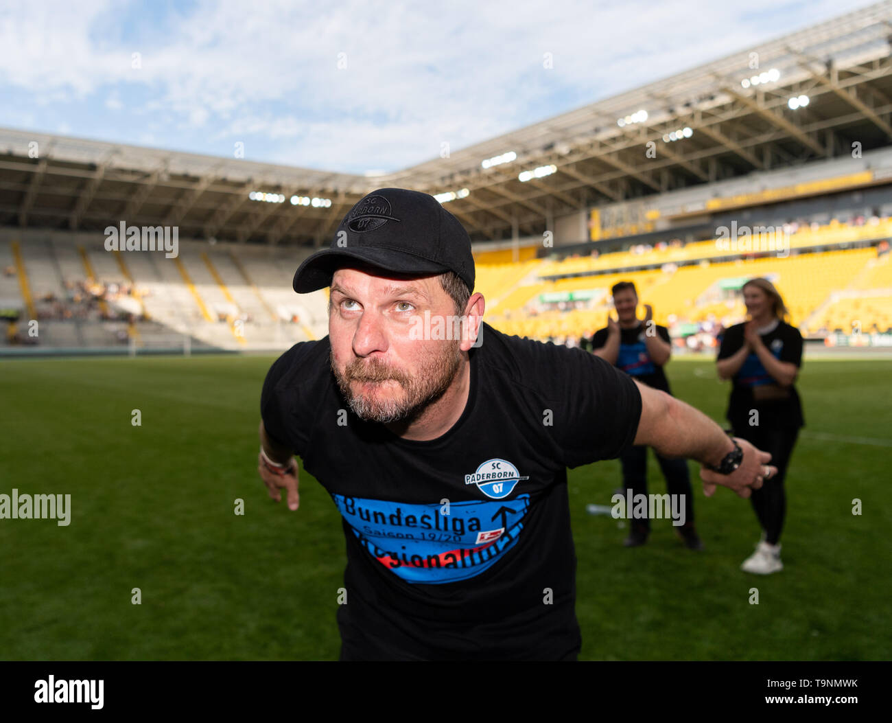 Dresden, Deutschland. 19 Mai, 2019. 2. Fussball Bundesliga, Dynamo Dresden - SC Paderborn 07 34. Spieltag im Rudolf Harbig Stadion. Trainer Steffen Baumgart aus Paderborn cheers auf seinem Aufstieg in die Bundesliga. Trotz einer 1:3-Niederlage bei Dynamo Dresden, SC Paderborn wurde als zweite seilklemme in der Bundesliga bestimmt. Credit: Robert Michael/dpa-Zentralbild/dpa - Verwenden Sie nur nach vertraglicher Vereinbarung/dpa/Alamy leben Nachrichten Stockfoto