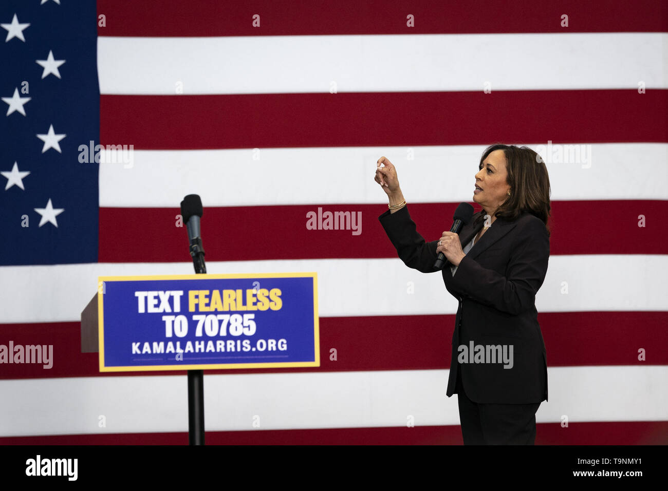 Los Angeles, CA, USA. 19 Mai, 2019. Demokratische Präsidentschaftskandidat der US-Senator Kamala Harris (D-CA) beobachtet, als er bei einer Wahlkampfveranstaltung in Los Angeles. Dies war Harris' ersten Wahlkampfveranstaltung in Los Angeles, seit sie verkündete ihre Kandidatur für den Präsidenten der Vereinigten Staaten. Der Kandidat sprach über die Notwendigkeit, die Waffengewalt bekämpfen, heben Lehrer zahlen und Mittelklasse Steuererleichterungen zur Verfügung stellen. Credit: Ronen Tivony/SOPA Images/ZUMA Draht/Alamy leben Nachrichten Stockfoto