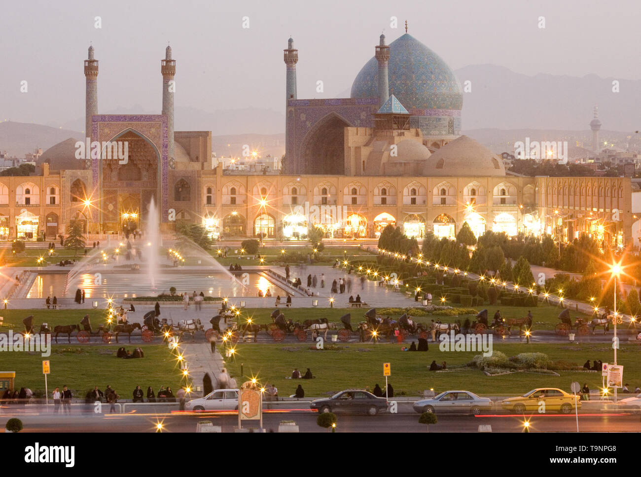 Allgemeine Ansicht des Shah-Moschee und zentralen Meidan Square in der Dämmerung in Isfahan, Iran, März 2009. Isfahan Esfahan (oder) ist die Hauptstadt des gleichnamigen iranischen Provinz und ist eine der größeren Städte des Landes countng 1, 6 Millionen Bürger. Für viele Touristen ein Besuch im Basar, der Schah Moschee und zentralen Meidan-e Eman Platz sind die Highlights für Ihren Aufenthalt im Iran. Esfahan ist auch ein Zentrum der Persischen Teppich Produktion. Foto: Boris Roessler | Verwendung weltweit Stockfoto