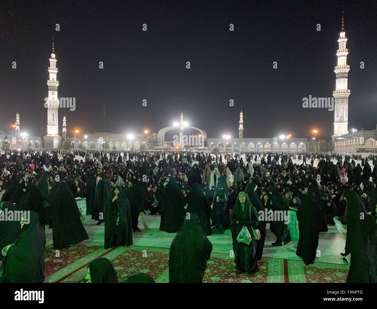 01. Januar 2019, Iran, Ghom: Iranische Muslime die Moschee in Jamkaran den Abend füllen. Die Moschee in Jamkaran, alle Wünsche der Gläubigen erfüllt werden. Sie können Ihre Wünsche notieren und sie in eine Kiste zu werfen. Durch metaphysische Tv, sind Ihre Wünsche dann erfüllt werden. Vor allem schwer kranke Menschen im Iran siehe Jamkaran als ihre letzte Hoffnung auf Genesung. (Dpa "viel Schatten, wenig Licht - der Iran Islamische Revolution wird 40' vom 08.02.2019) Foto: farshid Motahari/dpa | Verwendung weltweit Stockfoto