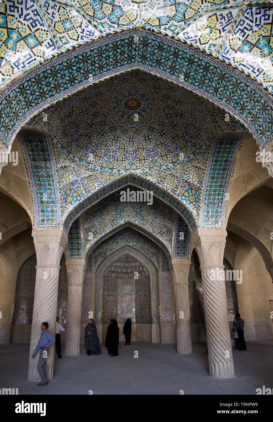 Das Bild zeigt den Innenraum der Vakil Moschee in Shiraz, Iran, im März 2009. Mit 1,6 Millionen Einwohnern, Shiraz eine der Iran ist?s größere Städte und zieht Tausende von Touristen pro Jahr überwiegend für Persepolis, die zum UNESCO-Weltkulturerbe rund 60 Kilometer ausserhalb von Shiraz. Foto: Boris Roessler | Verwendung weltweit Stockfoto