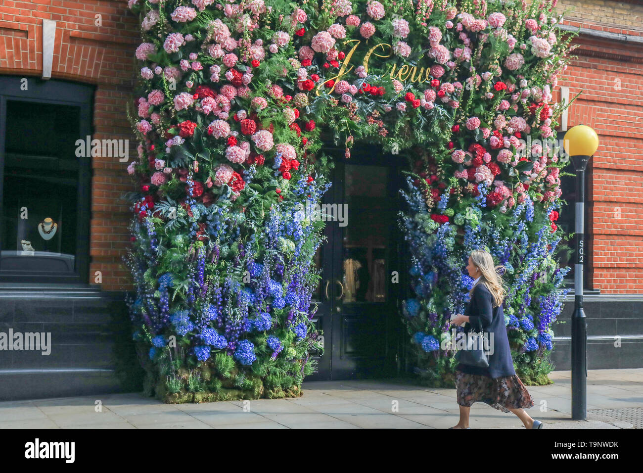 London, Großbritannien. 20 Mai, 2019. Shop Einzelhändler im eleganten Chelsea ihren Store Fronten mit Kreativen florale Muster und zeigt dekorieren für den prestigeträchtigen jährlichen florale Kunst zeigen zu konkurrieren Auszeichnungen im Chelsea in der Blüte der Wettbewerb in Verbindung mit der Royal Horticultural Society (RHS) Zeitgleich mit der Chelsea Flower Show. Thema in diesem Jahr ist unter dem Meer und die Umwelt Credit: Amer ghazzal/Alamy leben Nachrichten Stockfoto