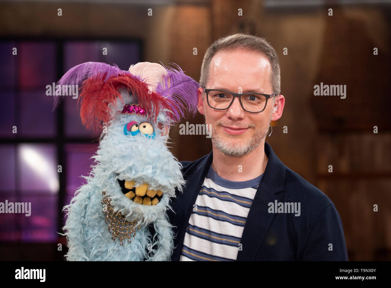 Martin REINL, Puppenspieler, mit seiner Puppe Horst Pferdinand, Porträt, Porträt, Porträt, 7/8-Einzelbild, einzigen Motiv, Gast in der 500sten zeigen, Kölner Treff auf WDR Fernsehen, 18.05.2019. | Verwendung weltweit Stockfoto