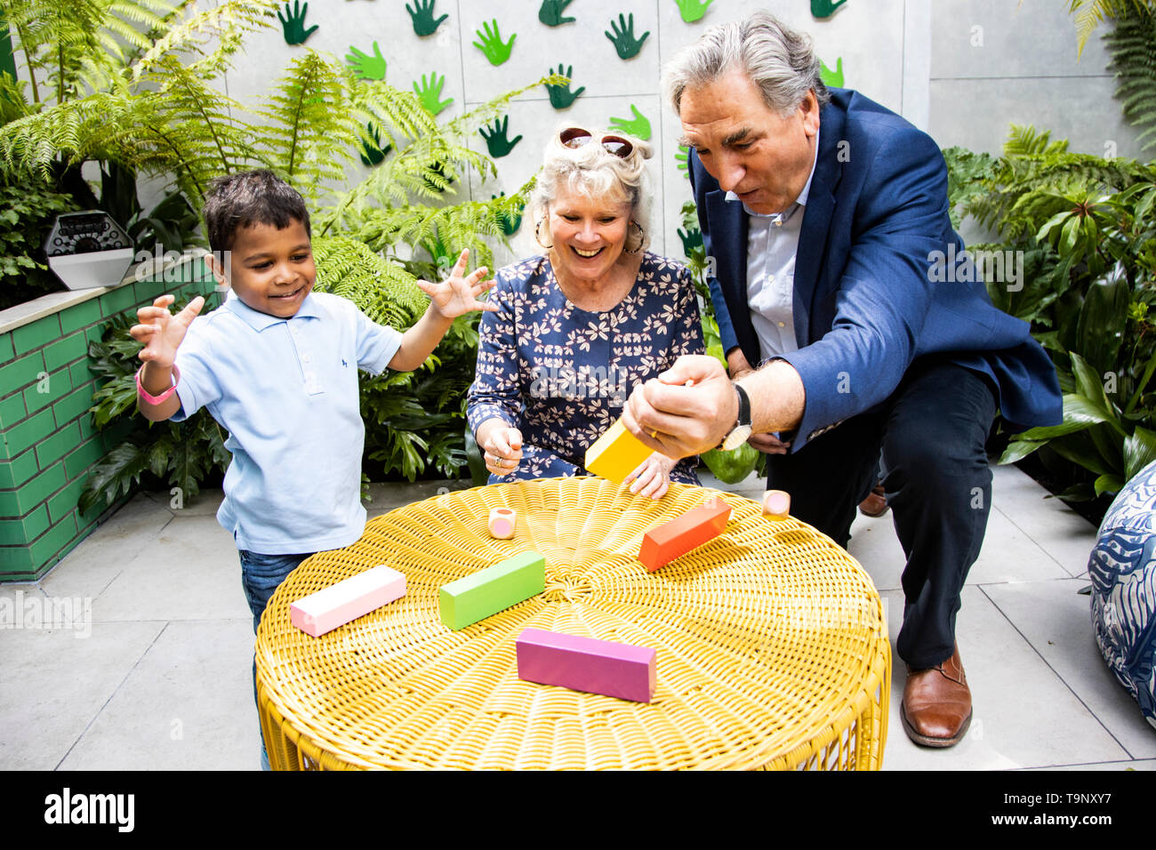 London, Großbritannien. 20. Mai 2019. Schauspieler Imelda Staunton und Jim Carter an der Greenfingers Liebe Garten spielen mit Meilen, 3 Jahre. Drücken Sie Tag im 2019 RHS Chelsea Flower Show. Foto: Bettina Strenske/Alamy leben Nachrichten Stockfoto