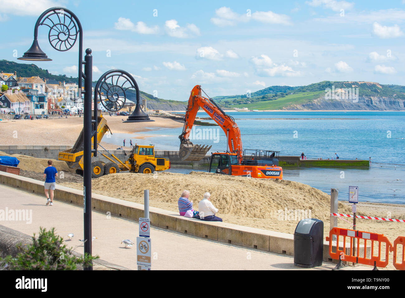 Lyme Regis, Dorset, Großbritannien. 20. Mai 2019. UK Wetter: ein schöner warmer und sonniger Tag in Lyme Regis. Schwere Werk Fahrzeuge Hit der beliebte Strand in Lyme Regis Sand über die Wintermonate vor dem Feiertag und die Herbstferien Urlaub verloren zu replinish. Der Sand ist am beliebten Strand vor der touristischen Saison unterwegs erhält jedes Jahr, so dass Besucher können weiterhin den schönen Strand genießen den ganzen Sommer Saison ersetzt. Credit: Celia McMahon/Alamy Leben Nachrichten. Stockfoto