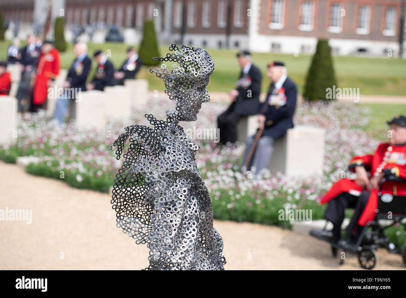 Royal Hospital Chelsea, London, Großbritannien. 20. Mai 2019. Chelsea Flower Show 2019 drücken Sie Tag. Veteranen der Normandie am D-Day 75 Garten sitzen am 15 Stein Sockelleisten Pacer entlang der rechten Seite des Gartens, der bis zum Royal Hospital Chelsea. Der Garten wird in die Normandie in der Zeit für das 75-jährige Jubiläum von D-Tag verschoben werden. Credit: Malcolm Park/Alamy Leben Nachrichten. Stockfoto