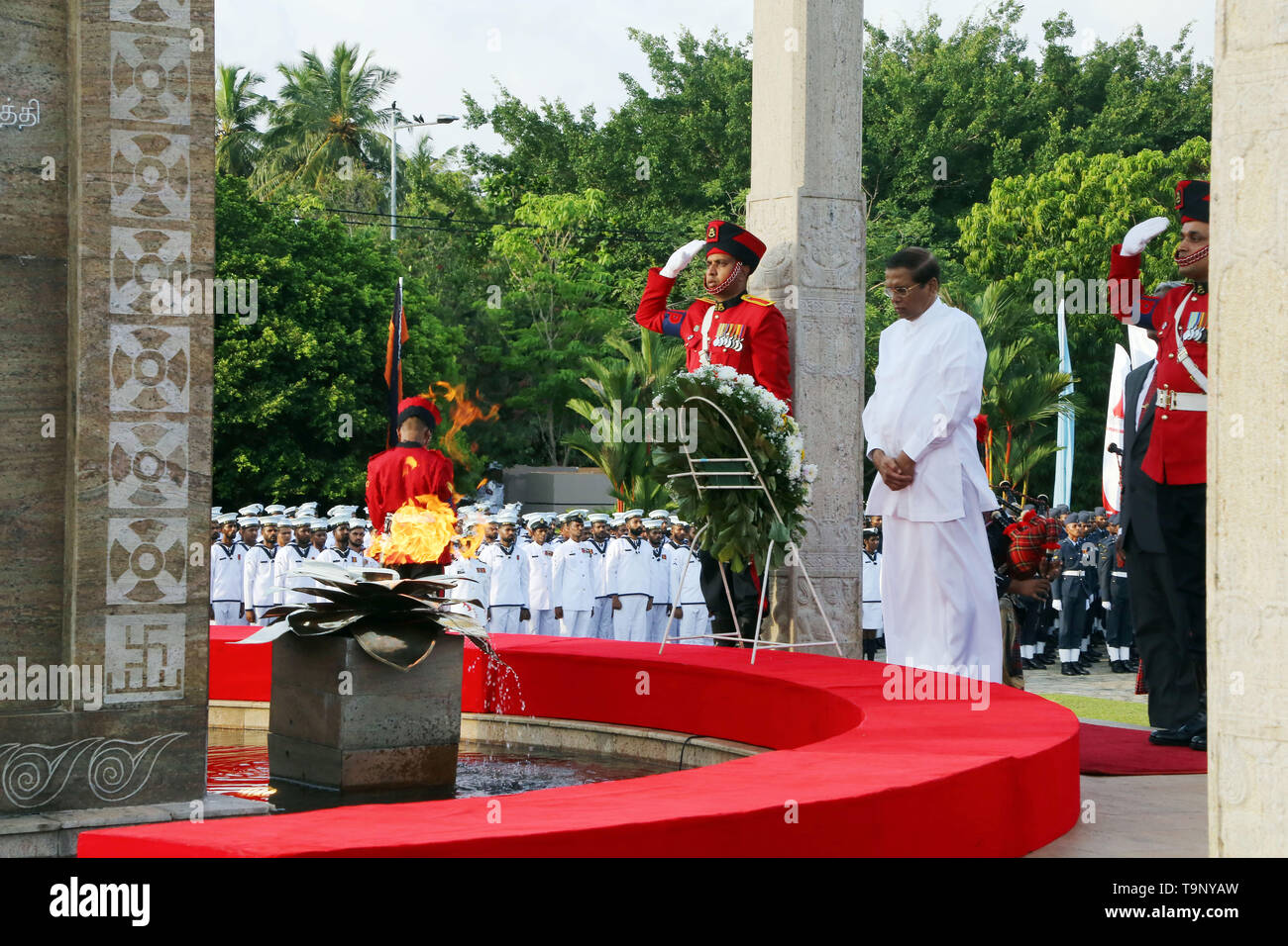 Colombo. 19 Mai, 2019. Sri Lankas Präsident Maithripala Sirisena (2. R) legt einen Kranz für die gefallenen Soldaten während einer Gedenkfeier in Colombo, am 19. Mai 2019. Sri Lanka hielt einen Krieg Gedenkgottesdienst am Sonntag Abend Tribut an die Tausende von Soldaten und Menschen des Landes 30 getötet zu Pay-Jahr Bürgerkrieg gegen die Rebellen, die Tamil Tigers im Mai 2009 endete. Credit: ajith Perera/Xinhua/Alamy leben Nachrichten Stockfoto