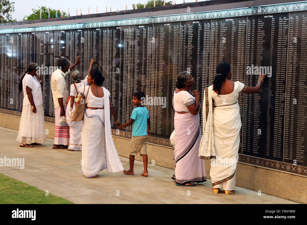 Colombo. 19 Mai, 2019. Sri Lankans lesen die Namen der gefallenen Soldaten während einer Gedenkfeier in Colombo am 19. Mai 2019. Sri Lanka hielt einen Krieg Gedenkgottesdienst am Sonntag Abend Tribut an die Tausende von Soldaten und Menschen des Landes 30 getötet zu Pay-Jahr Bürgerkrieg gegen die Rebellen, die Tamil Tigers im Mai 2009 endete. Credit: ajith Perera/Xinhua/Alamy leben Nachrichten Stockfoto