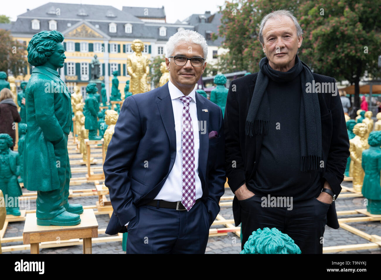 Schirmherr Ashok SRIDHARAN (l), Bürgermeister der Stadt Bonn, öffnet sich mit dem Künstler Prof. Dr. Ottmar HOERL (Hã-RL) (r) Die Kunst der Installation auf dem Münsterplatz. Eine öffentliche Aktion auf den bevorstehenden 250. Geburtstag von Ludwig van Beethoven; am 17.05.2019 in Bonn/Deutschland. | Verwendung weltweit Stockfoto