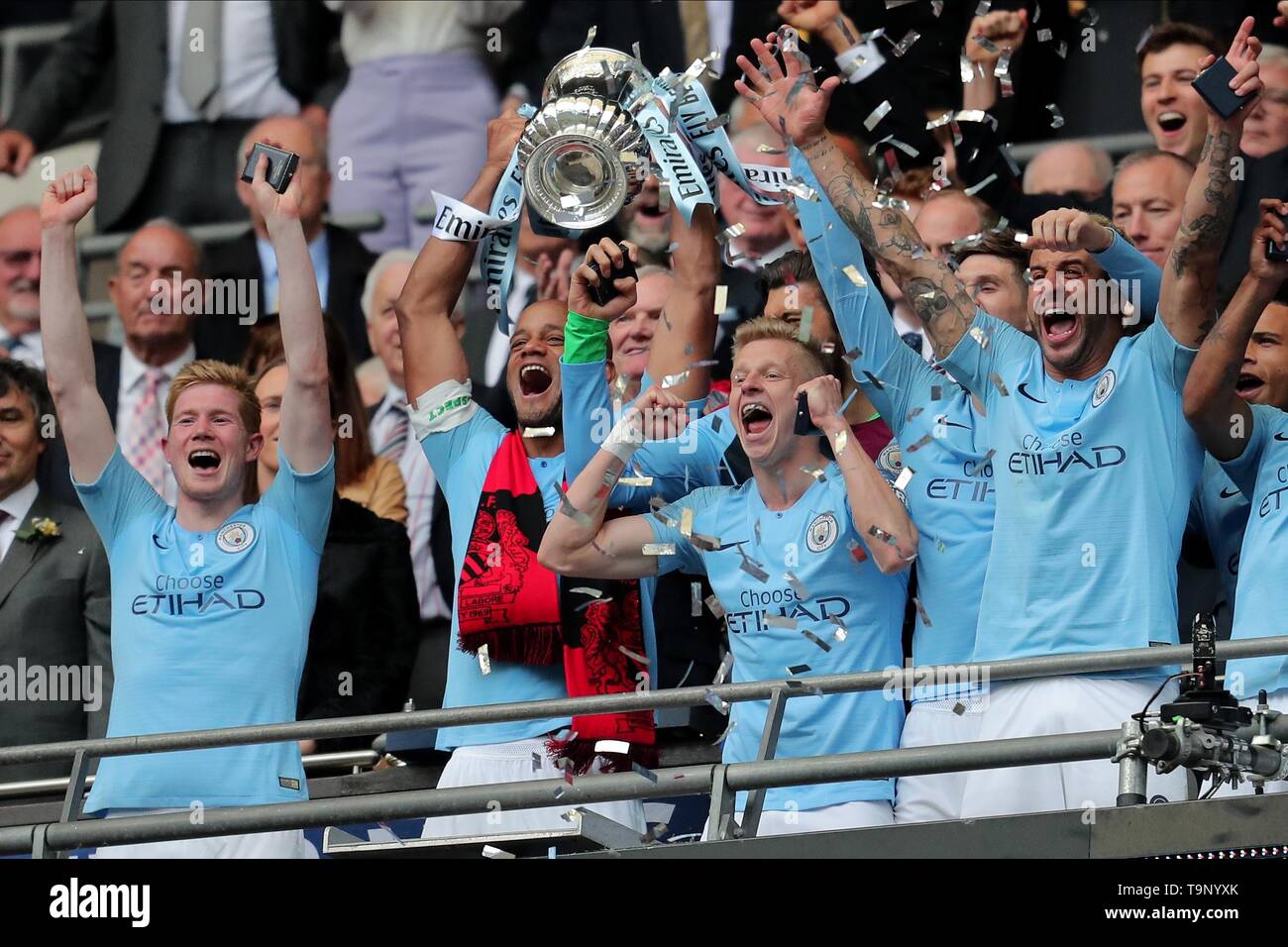 KEVIN DE BRUYNE, Vincent Kompany, OLEKSANDR SINTSCHENKO, JOHN STEINE, KYLE WALKER & RAHEEM STERLING Manchester City FC V FC Watford Manchester City FC V FC Watford, FA Cup Final 2019 Wembley Stadion, LONDON, ENGLAND, 18. Mai 2019 GBD 14307 streng redaktionelle Verwendung. Wenn der Spieler/Spieler in diesem Bild dargestellt ist/Spielen für einen englischen Club oder das England National Team. Dann ist dieses Bild darf nur für redaktionelle Zwecke verwendet werden. Keine kommerzielle Nutzung. Folgende Verwendungen sind auch dann eingeschränkt, wenn in einem redaktionellen Kontext: Verwendung in Verbindung mit oder als Teil eines nicht autorisierten Audi Stockfoto