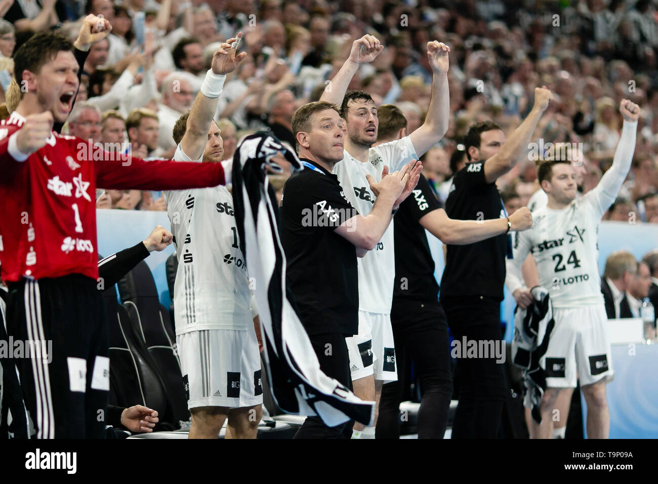 18. Mai 2019, Schleswig-Holstein, Kiel: Handball: EHF Cup, THW Kiel - Füchse Berlin, Final Four, Finale. Die Spieler des THW Kiel feiern ihren Sieg im EHF-Cup. Foto: Frank Molter/dpa Stockfoto