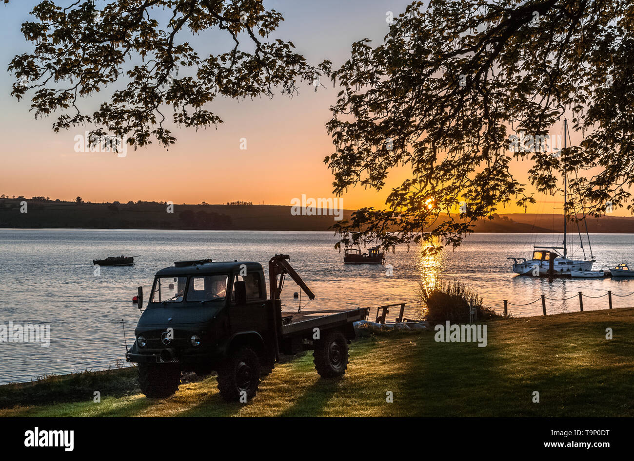 Courtmacsherry, Cork, Irland. 20 Mai, 2019. Eine klassische 60er Mercedes Unimog 404 Tieflader in der Nähe der Wasser in Courtmacsherry, Co Cork, Irland geparkt. Kredit; David Creedon/Alamy leben Nachrichten Stockfoto